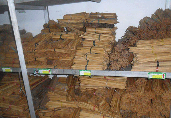 不正確安裝磁性槽楔可能導(dǎo)致高壓電機產(chǎn)生電氣故障。 不正確安裝磁性槽楔可能導(dǎo)致高壓電機產(chǎn)生電氣故障。